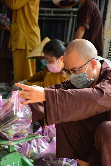 Continuing to support people in need in the Covid-19 pandemic of Hoang Phap Pagoda (series 4)